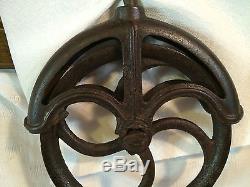 Antique Vintage Primitive Cast Iron Industrial Barn Well Pulley