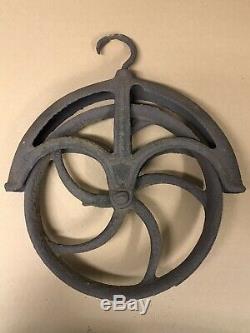 Early Antique metal Cast Iron Well Pulley Farm Barn
